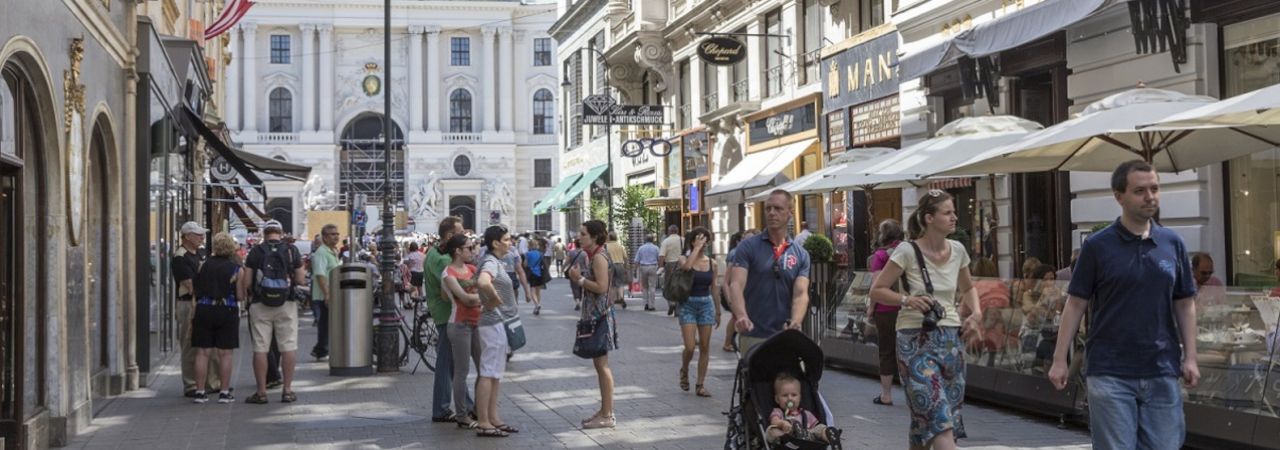 Bécs belvárosa boltokkal, kerthelyiséggel, turistákkal és helyiekkel