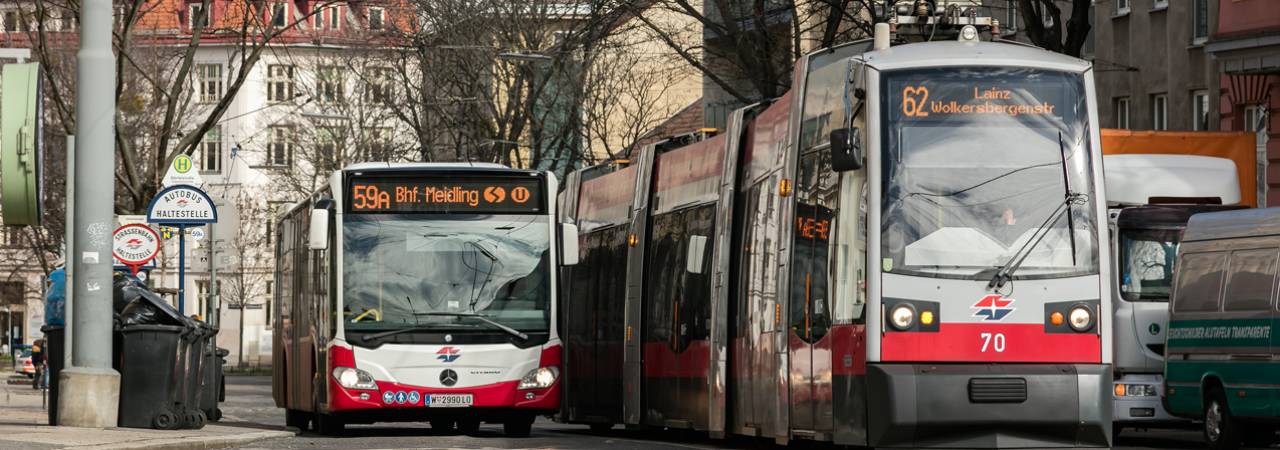 Bus und Straßenbahn in Haltestelle