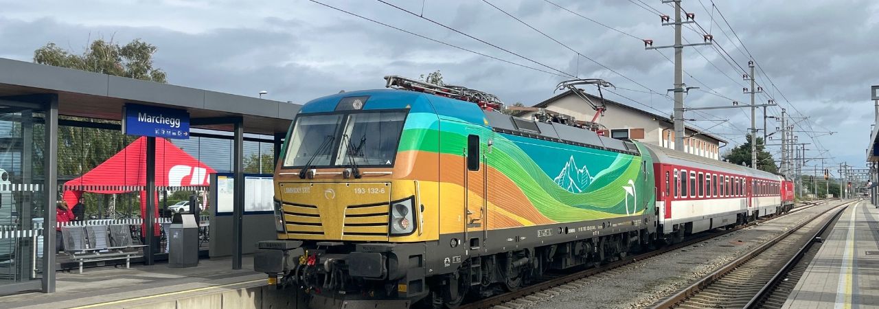 Един от власковете по линията Виена-Братислава, спрял на л на жп гара